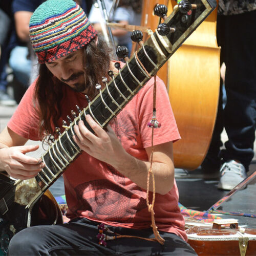 LAT-140_0001_STREET MUSICIAN